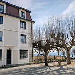 La Du Petit Port - & *